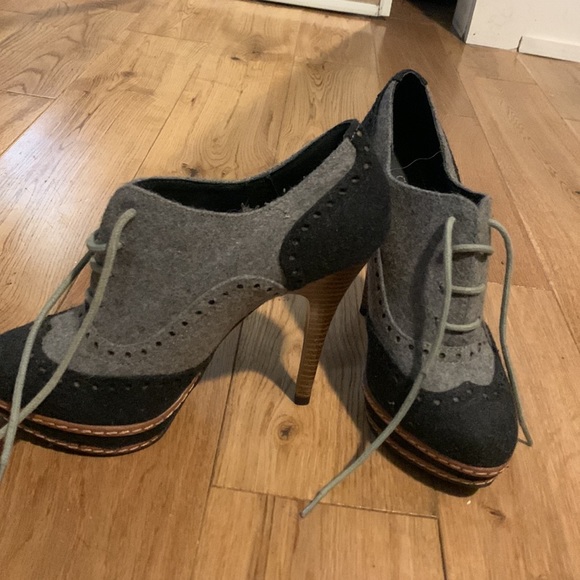 Never used heels - Picture 3 of 3